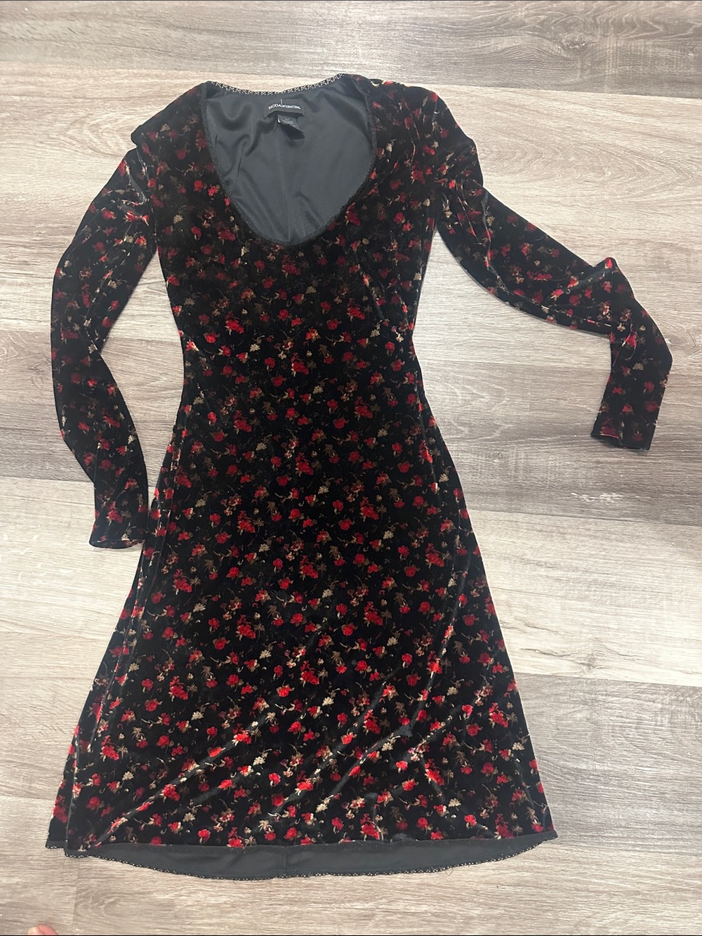 Vintage-Inspired Black Velvet Long Sleeve Dress with Red Floral Print